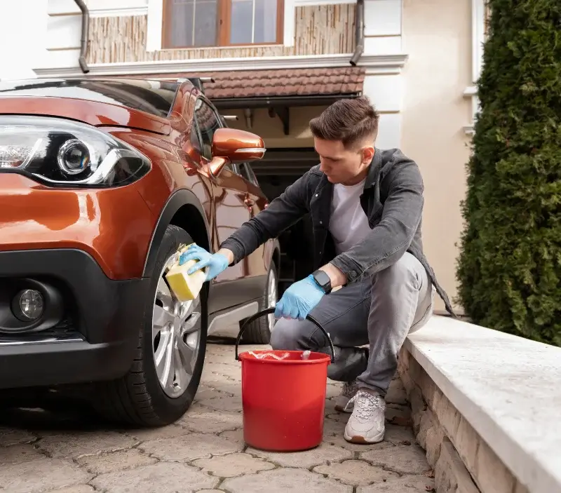 Lavage auto à domicile Sauvagnat-Sainte-Marthe : professionnel intervenant sur un véhicule